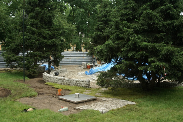 Budowa fontanny w parku miejskim