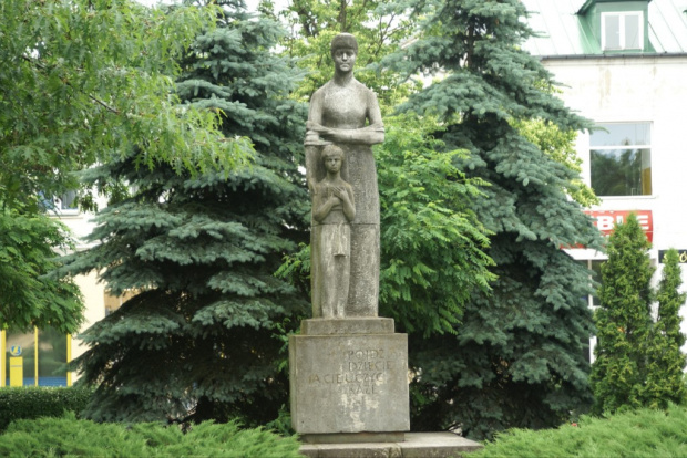 Suwałki - pomnik Marii Konopnickiej