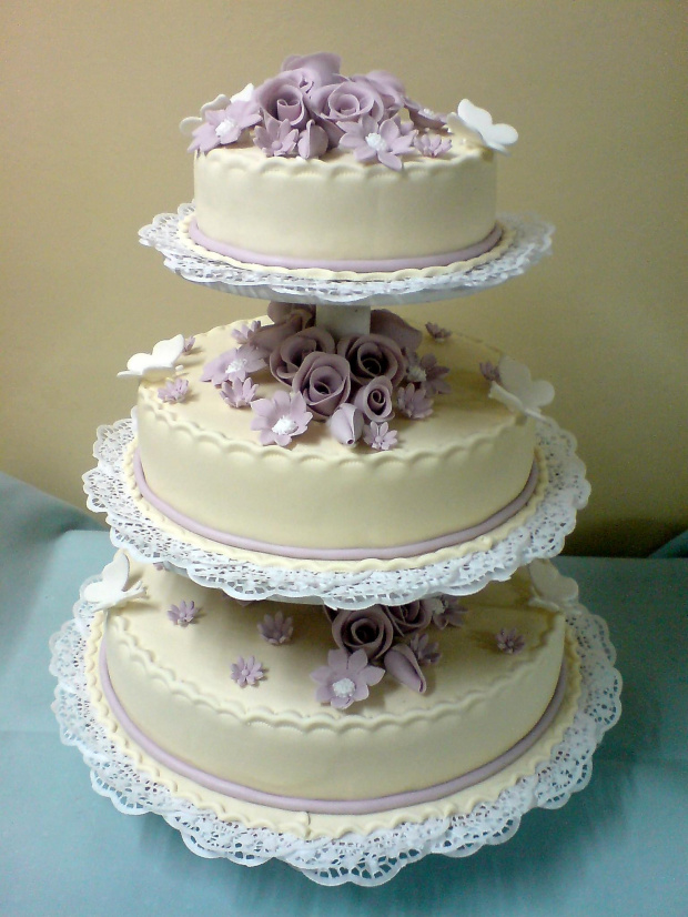 Tort weselny Ekrii z fioletowymi kwiatkami #tort #wesele #kościół #ślub
