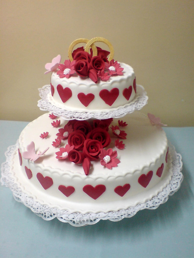 Tort weselny z czerwonymi sercami na boku #tort #wesele #kościół