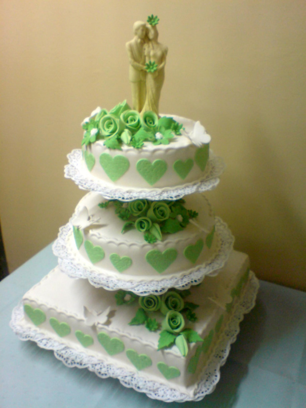 Tort weselny w kolorze zielonym #Tort #wesele #kościół