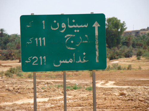 W drodze do Ghadames. W Libii używa się wyłącznie jęz. arabskiego.