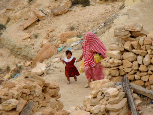 Chinini. Mieszkają tu w domach wykutych w skałach Berberowie