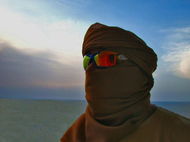 To ja. Chustę (3m materiału) kupiłem w oazie na Saharze, od Tuarega, który nauczył mnie też wiązać ją na głowie.