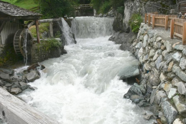 Austria, potok Dorfer w Hinterbichl. Widoczne koło można ustawić tak, że może być poruszane wodą. #Austria #Virgental #potok