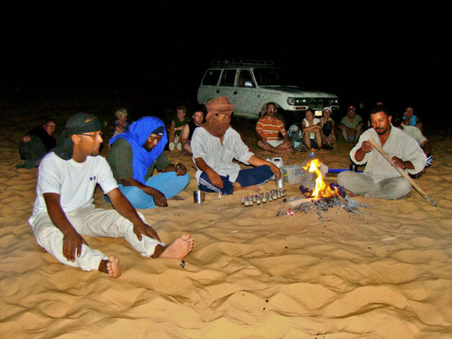 Jeep Safari - miętowo zielona herbata w nocy na Saharze parzona przez miejscowych Tuaregów