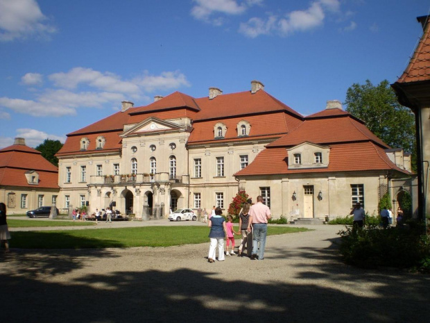 Pałac w Pępowie należy do największych oraz najciekawszych zespołów rezydencjonalnych w Wielkopolsce. Pierwszy pałac w tym miejscu wzniesiono pod koniec XVII wieku dla Konarzewskich. Niecałe sto lat później Józef Mycielski przeprowadził jego remont, a...