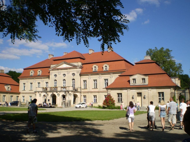 Po II wojnie światowej pałac mieścił m.in. szkołę podstawową oraz ośrodek zdrowia. Obecnie został wyremontowany przez stadninę koni w Pępowie.