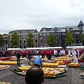 Targ serowy w Alkmaarze otwarty jest w piątki, od kwietnia do sierpnia, w godzinach od 10.00 do 12.30 #Alkmaar #Holandia #Targ #Sery #Miasto #TheWaag
