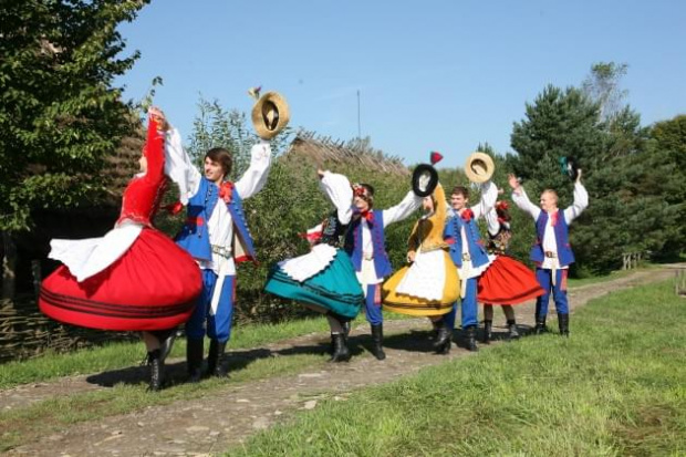 sesja fotograficzna ZTL SANOK w sanockim skansenie - sierpień2010 #sesja #skansen #ZTL #SANOK #Zespół #Tańca #Ludowego #sierpień #lato #Janusz #Podkul #Nater