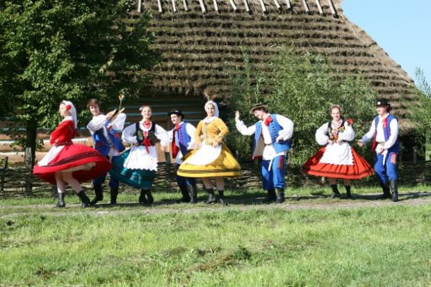 sesja fotograficzna ZTL SANOK w sanockim skansenie - sierpień2010 #sesja #skansen #ZTL #SANOK #Zespół #Tańca #Ludowego #sierpień #lato #Janusz #Podkul #Nater