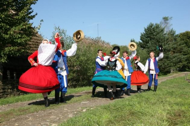 sesja fotograficzna ZTL SANOK w sanockim skansenie - sierpień2010 #sesja #skansen #ZTL #SANOK #Zespół #Tańca #Ludowego #sierpień #lato #Janusz #Podkul #Nater