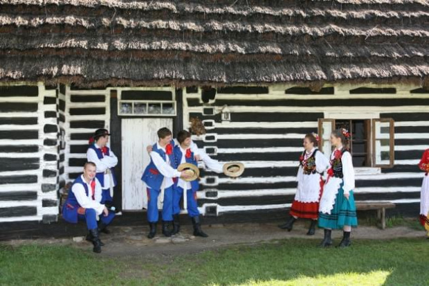 sesja fotograficzna ZTL SANOK w sanockim skansenie - sierpień2010 #sesja #skansen #ZTL #SANOK #Zespół #Tańca #Ludowego #sierpień #lato #Janusz #Podkul #Nater