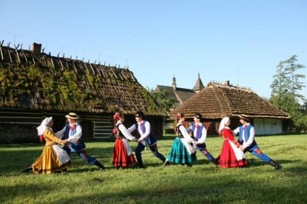 sesja fotograficzna ZTL SANOK w sanockim skansenie - sierpień2010 #sesja #skansen #ZTL #SANOK #Zespół #Tańca #Ludowego #sierpień #lato #Janusz #Podkul #Nater