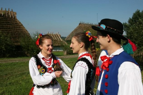 sesja fotograficzna ZTL SANOK w sanockim skansenie - sierpień2010 #sesja #skansen #ZTL #SANOK #Zespół #Tańca #Ludowego #sierpień #lato #Janusz #Podkul #Nater