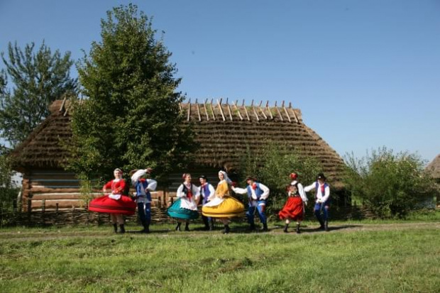 sesja fotograficzna ZTL SANOK w sanockim skansenie - sierpień2010 #sesja #skansen #ZTL #SANOK #Zespół #Tańca #Ludowego #sierpień #lato #Janusz #Podkul #Nater