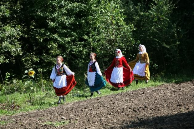 sesja fotograficzna ZTL SANOK w sanockim skansenie - sierpień2010 #sesja #skansen #ZTL #SANOK #Zespół #Tańca #Ludowego #sierpień #lato #Janusz #Podkul #Nater