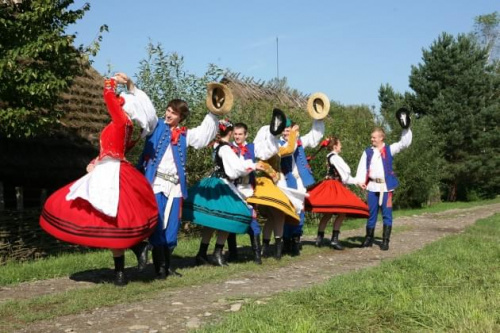 sesja fotograficzna ZTL SANOK w sanockim skansenie - sierpień2010 #sesja #skansen #ZTL #SANOK #Zespół #Tańca #Ludowego #sierpień #lato #Janusz #Podkul #Nater