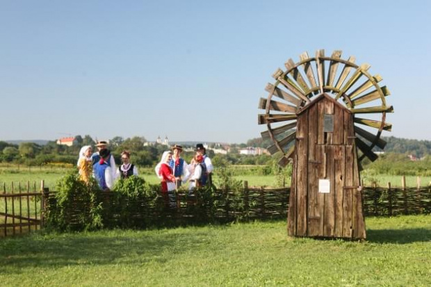 sesja fotograficzna ZTL SANOK w sanockim skansenie - sierpień2010 #sesja #skansen #ZTL #SANOK #Zespół #Tańca #Ludowego #sierpień #lato #Janusz #Podkul #Nater