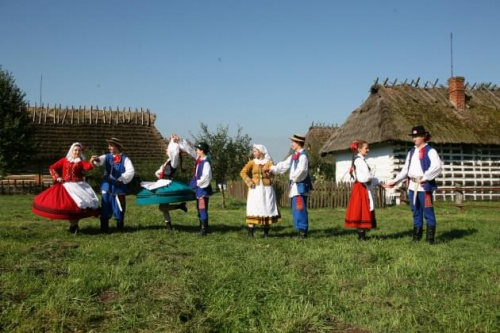 sesja fotograficzna ZTL SANOK w sanockim skansenie - sierpień2010 #sesja #skansen #ZTL #SANOK #Zespół #Tańca #Ludowego #sierpień #lato #Janusz #Podkul #Nater