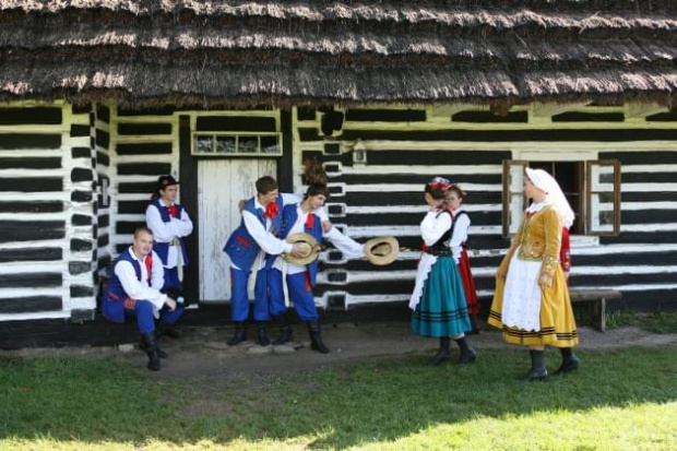 sesja fotograficzna ZTL SANOK w sanockim skansenie - sierpień2010 #sesja #skansen #ZTL #SANOK #Zespół #Tańca #Ludowego #sierpień #lato #Janusz #Podkul #Nater