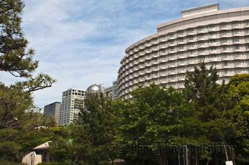 Hotel Nikko a za nim część budynku Fuji TV w Tokyo. Zdjęcie HDR #Japonia #Tokio #Tokyo #hotel #HoteleWJaponii #telewizja #budynki #park