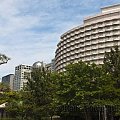 Hotel Nikko a za nim część budynku Fuji TV w Tokyo. Zdjęcie HDR #Japonia #Tokio #Tokyo #hotel #HoteleWJaponii #telewizja #budynki #park