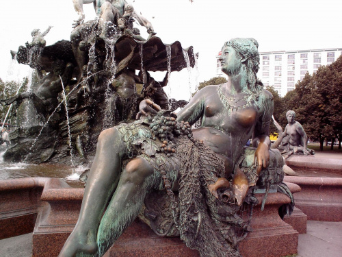 BERLIN-fontanna Neptuna otoczona czterema figurami symbolizujace rzeki Labę, Odrę, Ren i Wisłę #BERLIN #MIASTA #FONTANNY