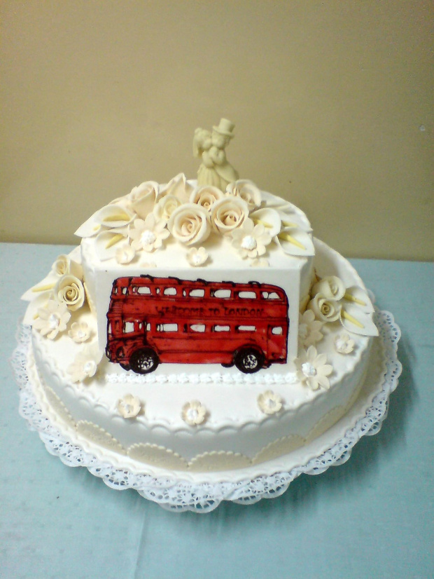 Tort weselny z angielskim Autobusem #Samochód #autobus #tort #wesele #ParaMłoda