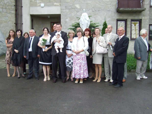 Uroczystość chrztu dziecka sąsiadów. Oni też świętowali w tym dniu w Staszowie. #chrzciny