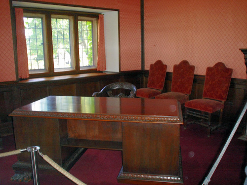 POCZDAM-Pałac Cecilienhof -przy tym stole prawdopodobnie obradowali uczestnicy konferencji #POCZDAM #MIASTA #PAŁACE
