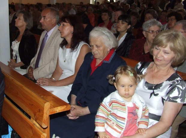 Babcie, prababcia podczas uroczystości chrztu w kościele Św. Ducha w Staszowie #chrzciny