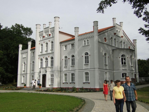 Drzeczkowo - bardzo okazały pałac neogotycki zbudowany w połowie XIX wieku zapewne dla Józefa Objezierskiego .