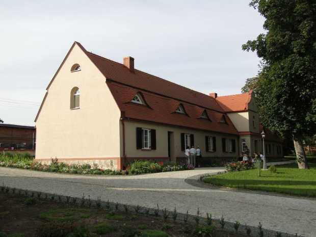 Drzeczkowo - w parku stary dwór z lat siedemdziesiątych XVIII wieku , zbudowany dla Adama Nieżychowskiego , przebudowany nieco w XIX wieku .