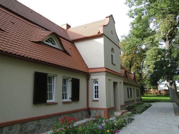 Drzeczkowo - w parku stary dwór z lat siedemdziesiątych XVIII wieku , zbudowany dla Adama Nieżychowskiego , przebudowany nieco w XIX wieku .