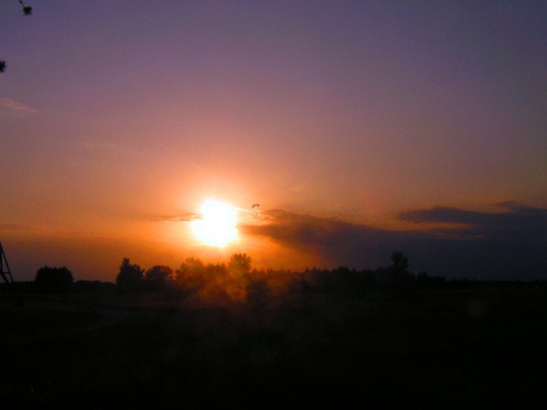 Pierwsze próby focenia zachodu słońca.:) Tu z motolotnią, obok słońca , jak by kto nie widział :)