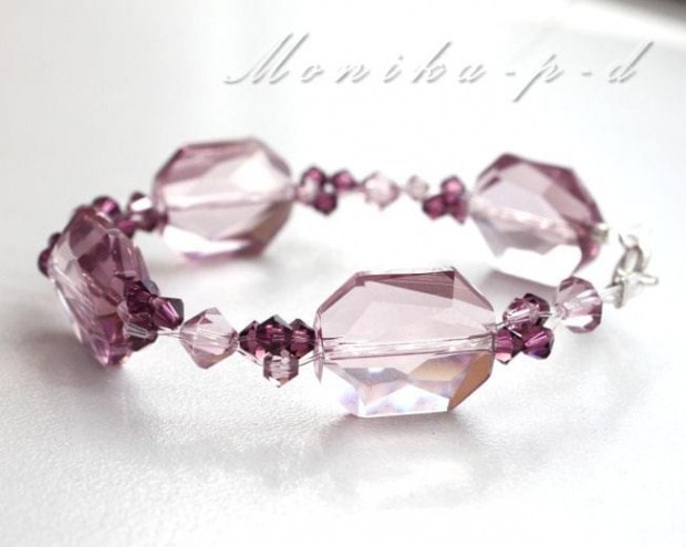 634B. SWAROVSKI kryształy w kolorach Amethyst i light amethyst - bransoletka 18,5cm
Kryształy duże długości 18mm
małe 4mm w dwóch odcieniach
wykończenie srebro