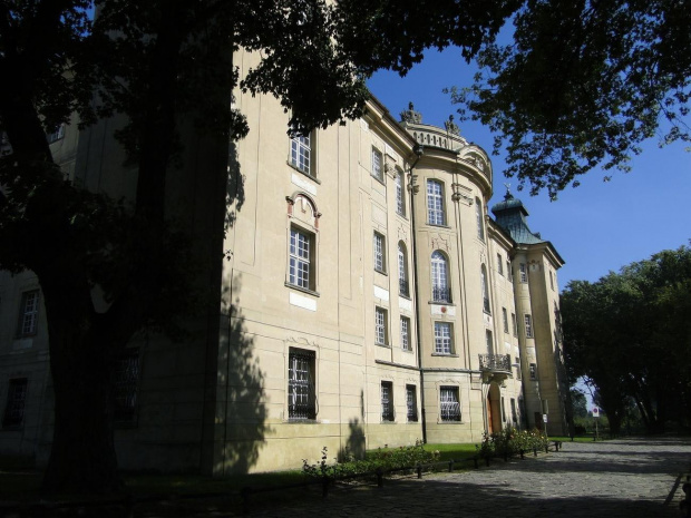 Hotel "Zamek w Rydzynie" jest dogodnie położony przy głównej trasie z Poznania do Wrocławia, w połowie odległości między tymi miastami.