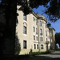 Hotel "Zamek w Rydzynie" jest dogodnie położony przy głównej trasie z Poznania do Wrocławia, w połowie odległości między tymi miastami.