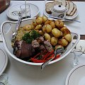 Porcja jedzenia dla czterech osób. W trójkę nie mogliśmy tego zjeść :P #misa #jedzenie #ziemniaki #golonka #karkówka #porcja #kapusta