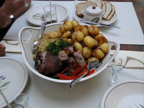 Porcja jedzenia dla czterech osób. W trójkę nie mogliśmy tego zjeść :P #misa #jedzenie #ziemniaki #golonka #karkówka #porcja #kapusta