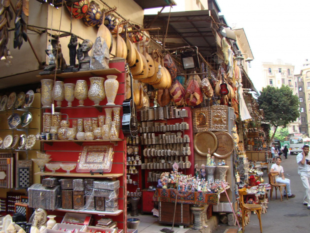 Kair - stary bazar. Częściowo otwarty. Jest rano.