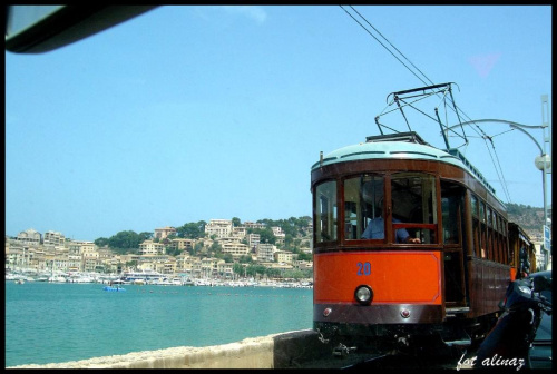 Mallorca-ten tramwaj to atrakcja turystyczna ...jedzie sie nim i podziwia okolice foto zrobilam z innego tramwaju z naprzeciwka