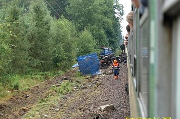 Na miejscu wypadku ranne zostały 4 osoby, w tym kierowca ciężarówki oraz maszynista pociagu. #kolej #wypadek #katastrofa #Piła #PKP #lato