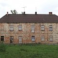 Brześnica - dwór zbudowany w końcu XVIII wieku dla Zakrzewskich , rozbudowany i częściowo przebudowany w późniejszym czasie dla Żółtowskich .