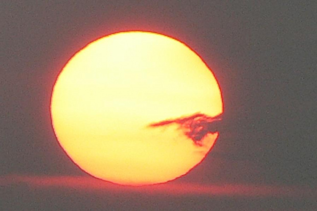 Savudreja zachodzące słońca i dłoń na nim wskazująca właściwy kierunek. #słońce #zachód