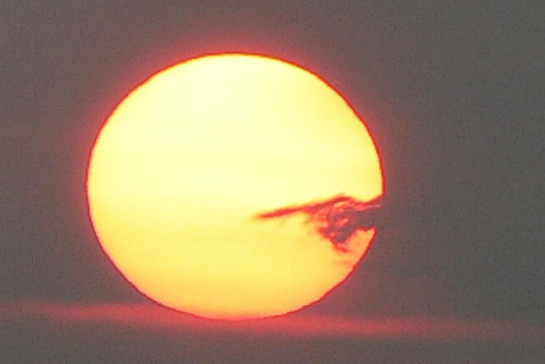 Savudreja zachodzące słońca i dłoń na nim wskazująca właściwy kierunek. #słońce #zachód