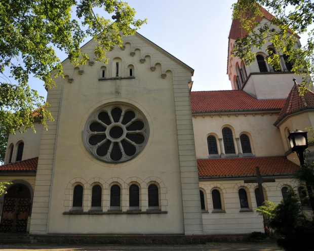 Kościół w Wirach pod Poznaniem, w stylu neoromańskim