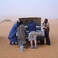 Droga do Gabaroun - w czasie jazdy przez pustynie poszła chłodnica w aucie (zreperowali je od ręki)