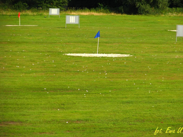 mamy pole golfowe :P ciekawe kto pozbiera te kosze piłek odbitych gdzie popadnie :)